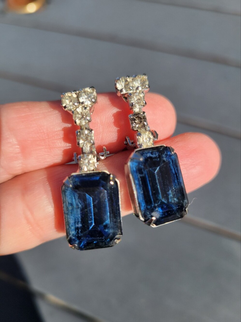 Estate Find Demi-Parure ~ Blue Faux Gems & Rhinestones Brooch Clip-On Earrings - Picture 6 of 16